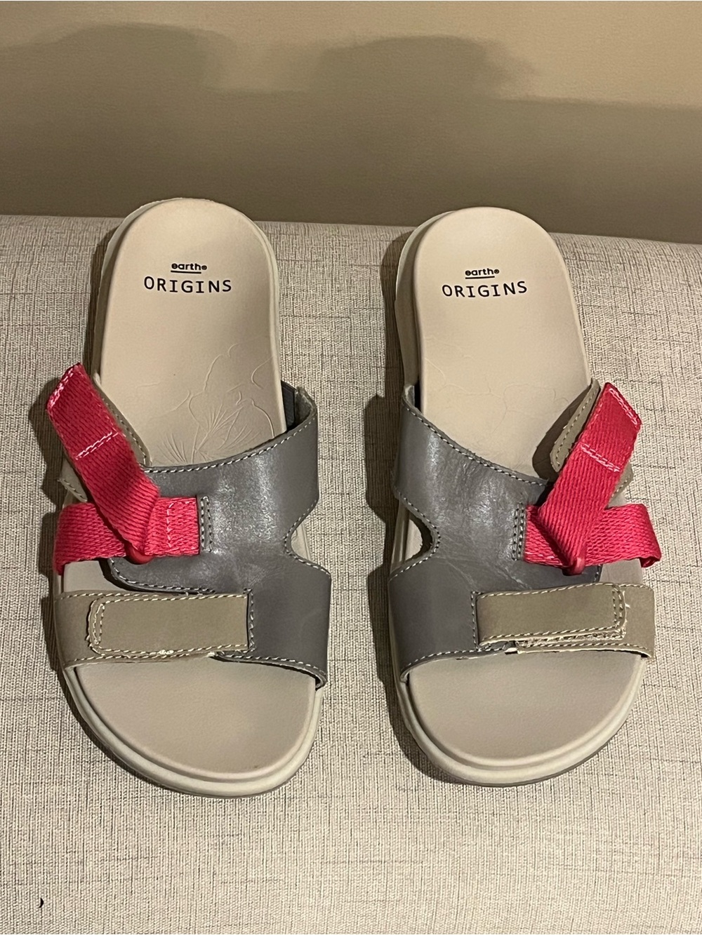 Earth Origins Vara Sports Gray Slide Sandals with Pink Strap, size 6